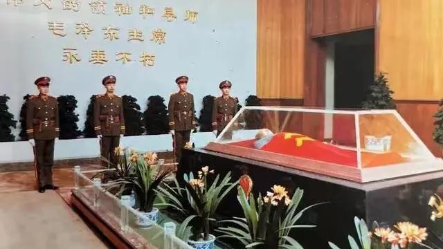 毛主席逝世后，原来是毛主席身边的工作人员和卫士要求保留毛主席遗体，之后也有不少人