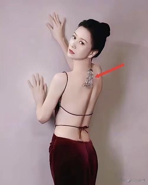 我的老天奶啊，倪虹洁竟然都48岁了，这纤薄的美背让人好羡慕啊，穿露背礼服好性感。