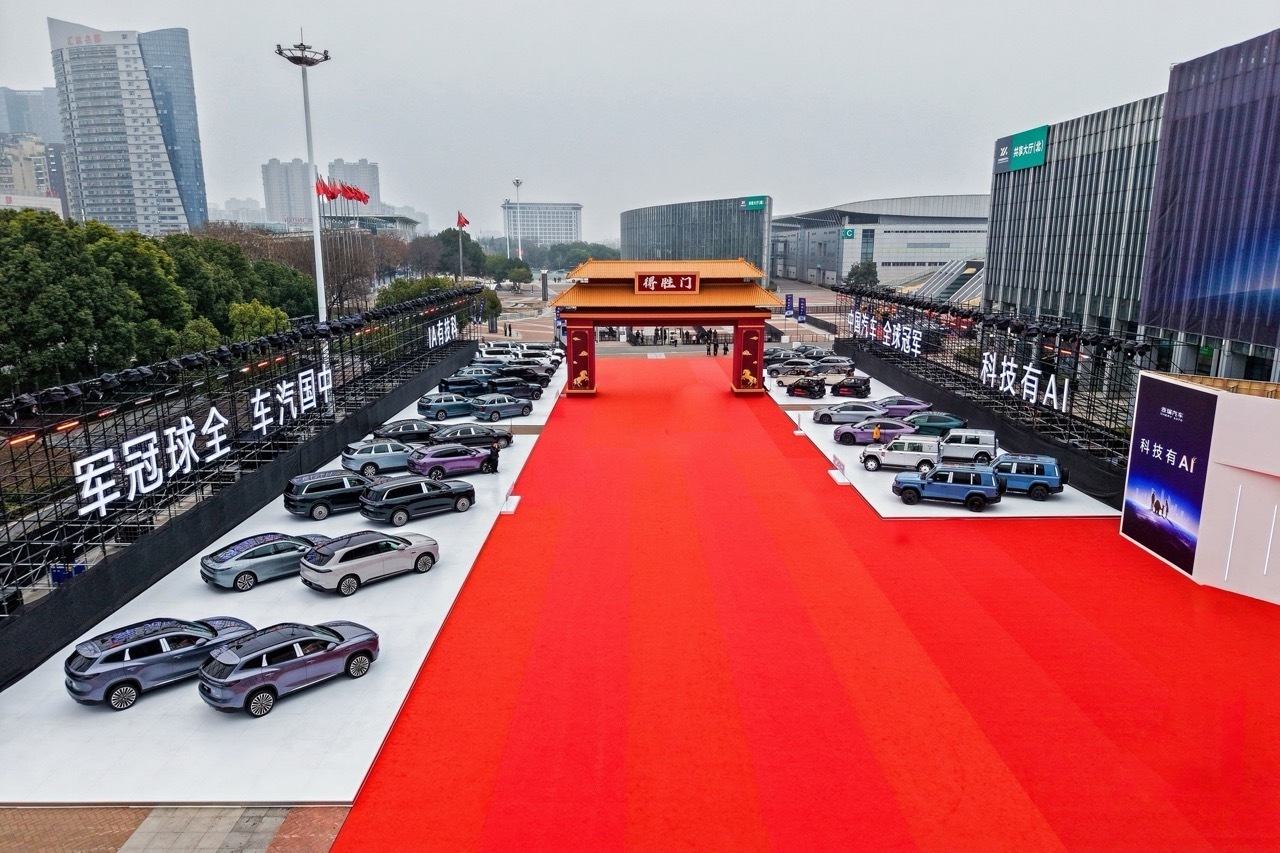 看完奇瑞AI之夜，很多人应该明白了什么是真正的技术普惠。不是造出普通人够不着的高