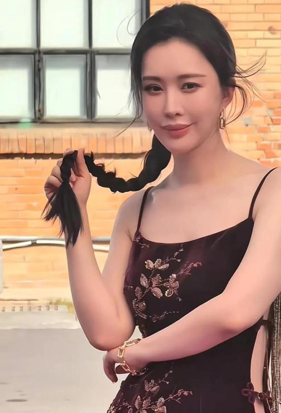 一个75岁的人，跑去参加那种连年轻人都嫌狠的综合体能赛，妻子全程在场边加油录像，
