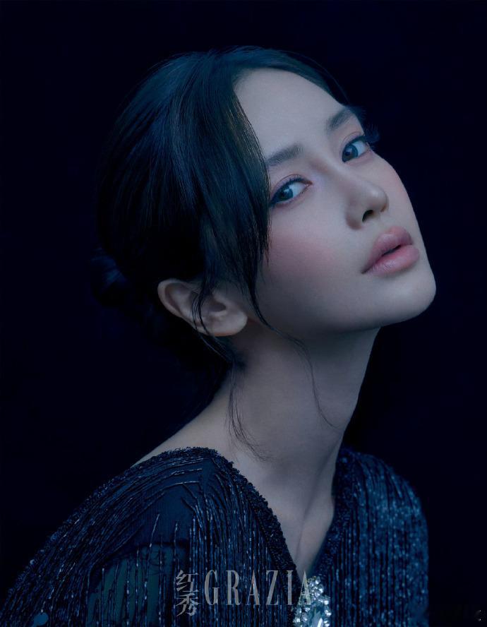 Angelababy 暗调羽毛氛围感大片Angelababy 油画风复古氛围感 