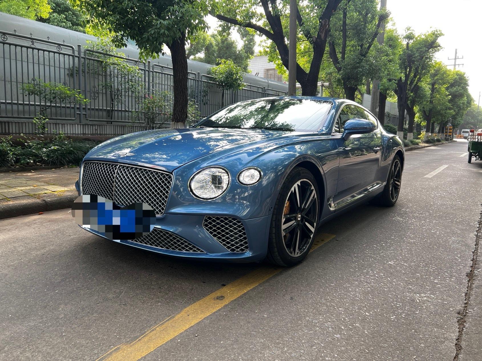 宾利欧陆后翼被小撞了一下折价不少 ​​​