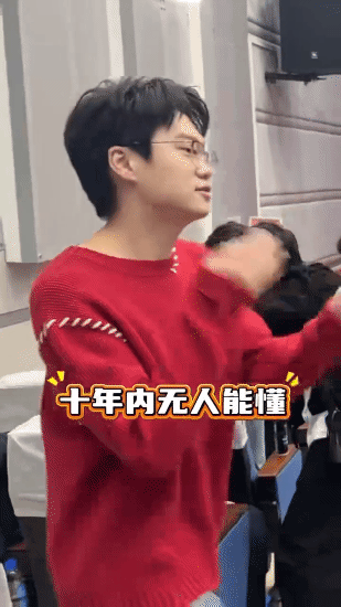 李飞春晚花絮李飞春晚后台每一帧都是笑点李飞春晚后台演《包你满意》前紧张到踱步，下