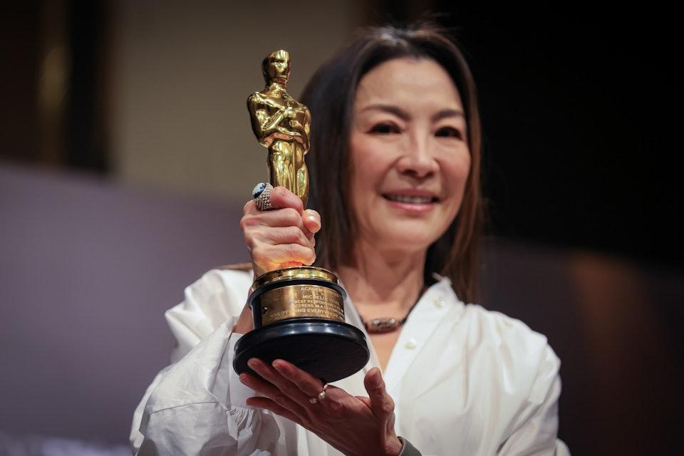 杨紫琼 NETFLIX 新剧《兄弟之道》扮演黑社会老大。
她扮演的角色女儿犯事了