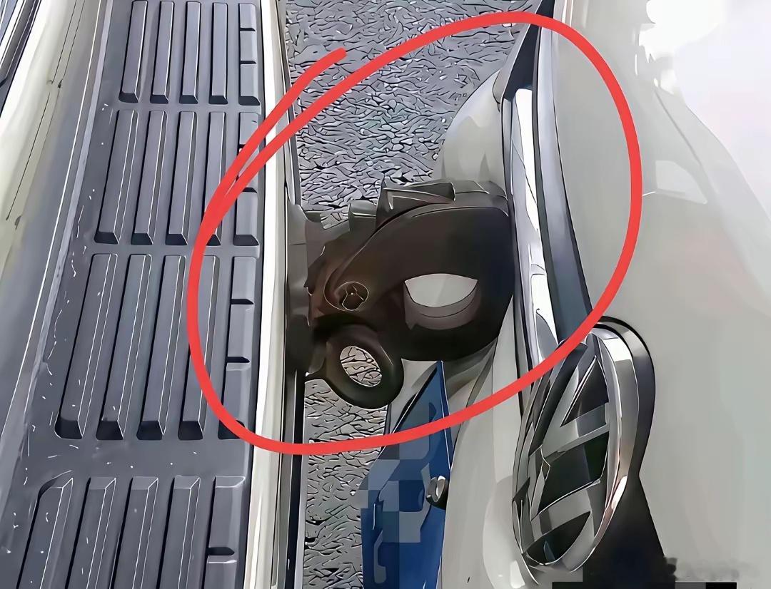 碰到这种流氓钩，交警一般会怎么划分责任呢？后车有没有责任呀？ 