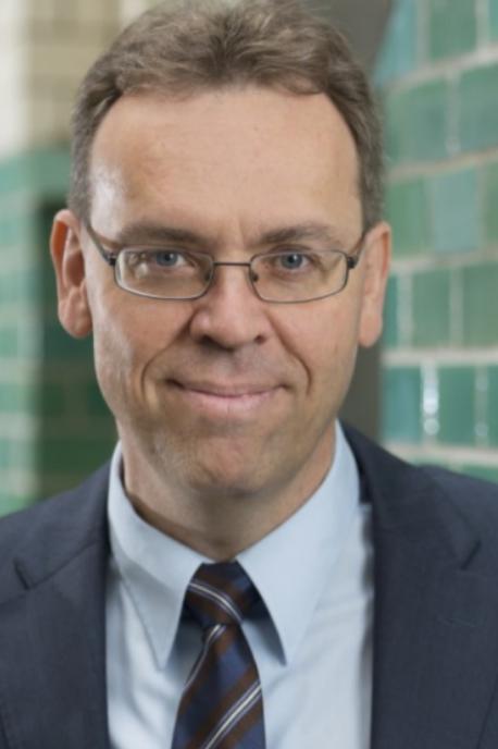 德国一个专家捅破了层窗户纸：美国现在但凡碰到中国，第一反应不是往前冲，而是下意识