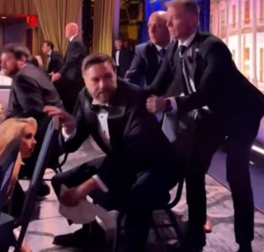 万斯，没有把握住机会！
 
当听到枪声后，万斯不该第一时间撤离，如果当时大喊一声