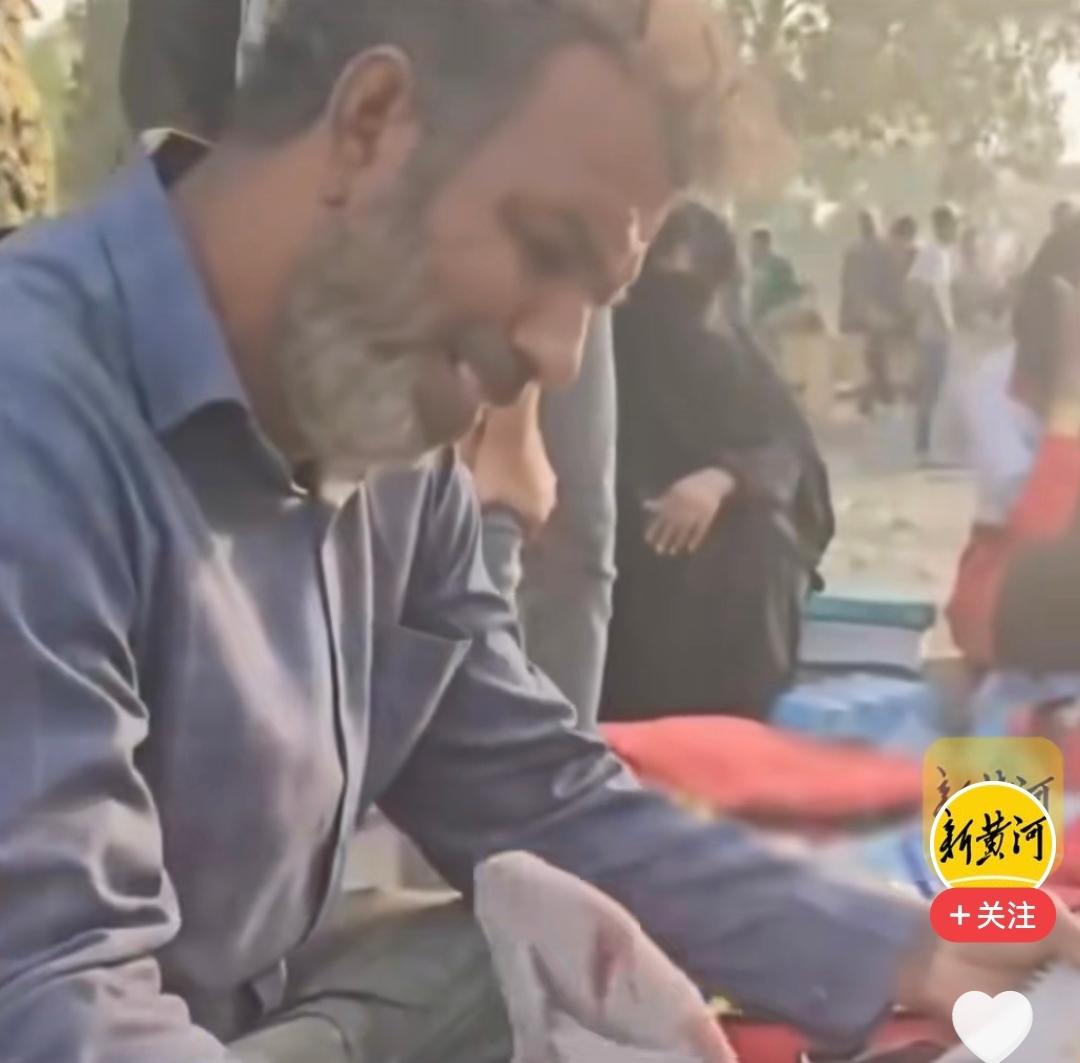 3月3日，伊朗霍尔木兹甘省米纳卜市为165名遇难小学生举行集体下葬仪式。
 
就