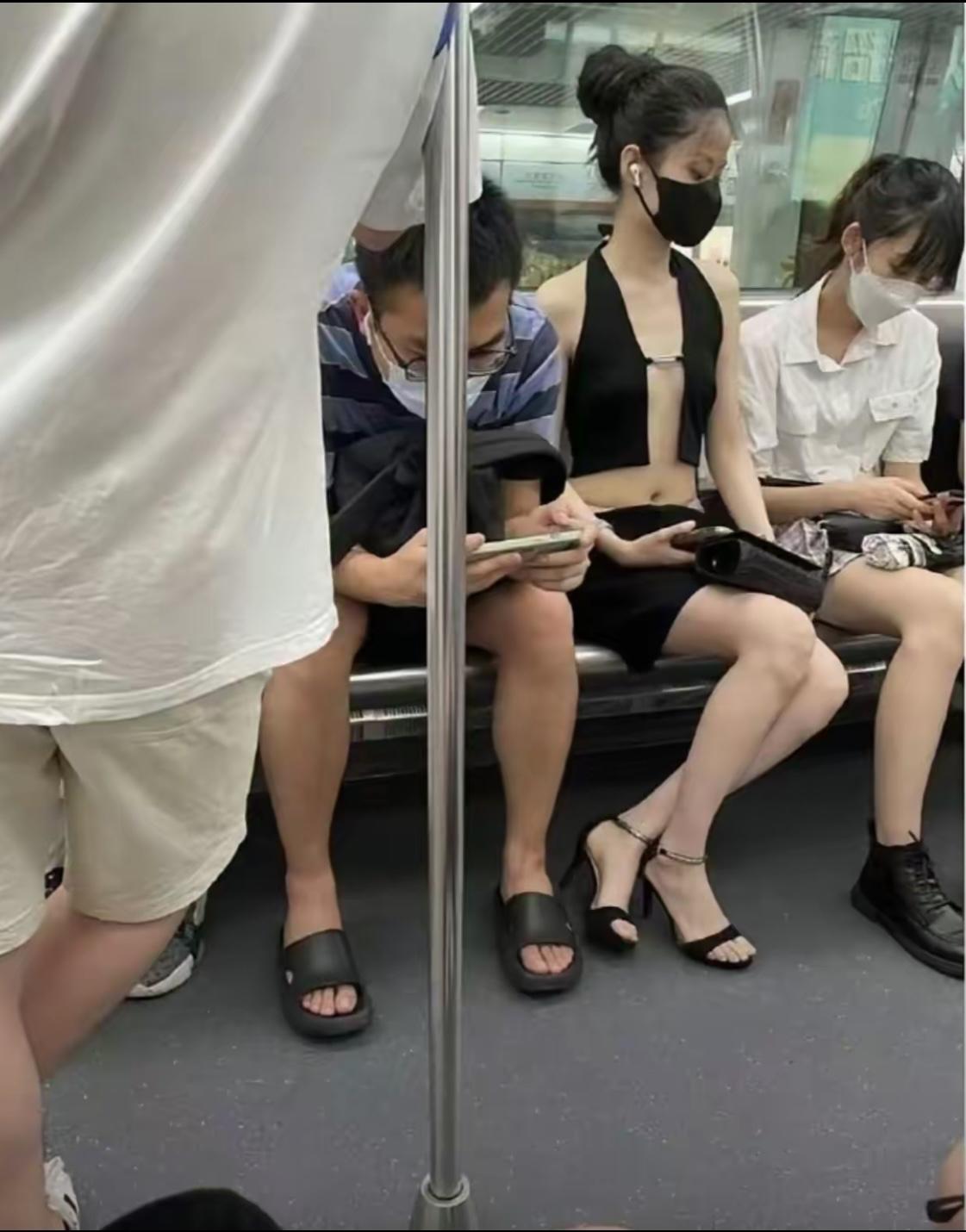 发现没有，现在坐地铁的大部分人，都是低头玩手机