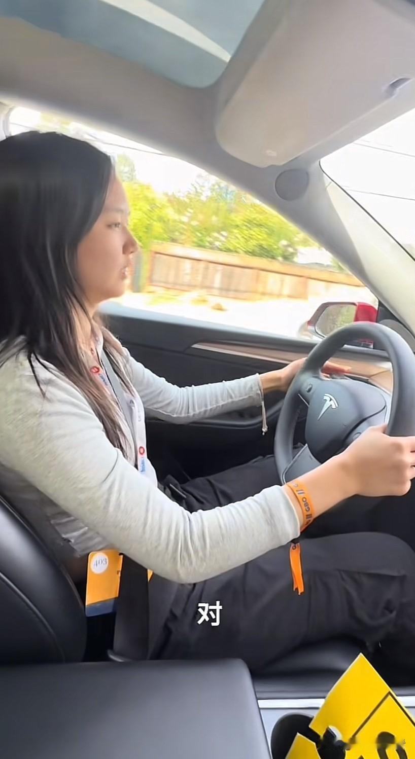 主持人王芳的女儿被伯克利大学录取，女儿驾照也考出来了，王芳坐在副驾驶指挥女儿练车