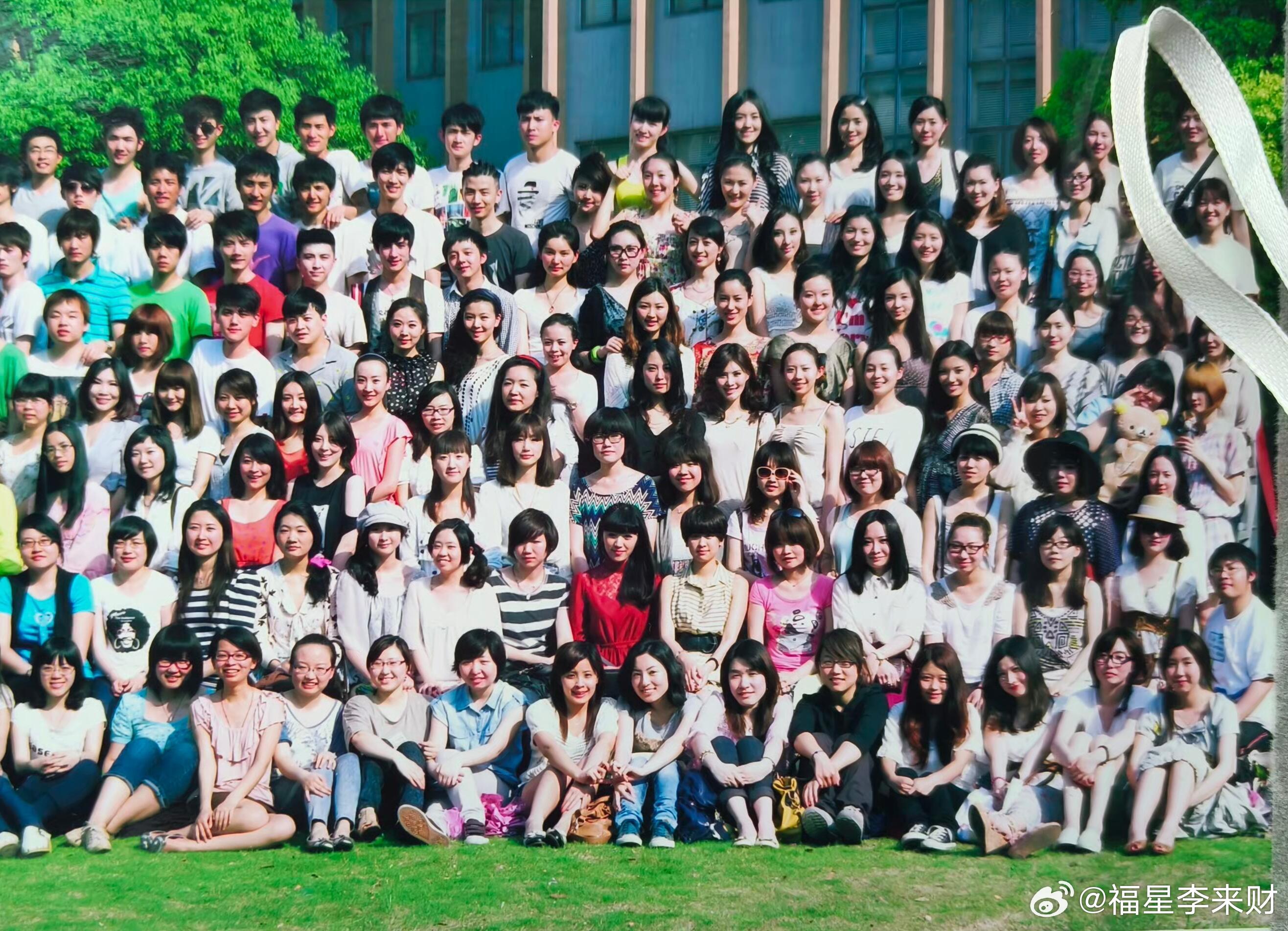 找到了奚梦瑶本科毕业照但是她没有来参加毕业照拍摄，当时没在国内。不过他们班其他超