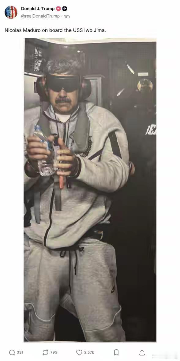 特朗普在自己的社交媒体账号上发了张马杜罗在美国军舰上的照片，照片上马杜罗被蒙着双