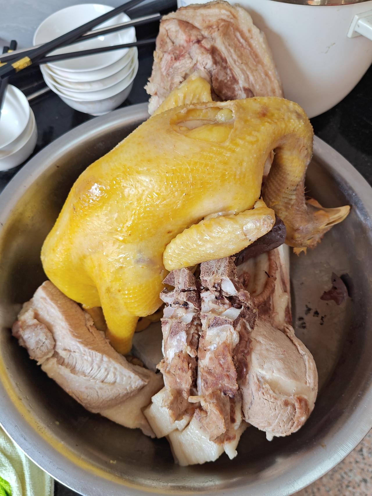 农村新屋入伙家宴，七张台，都是家里人。也没有请厨师，自己采购食材，在酒店打工的靓