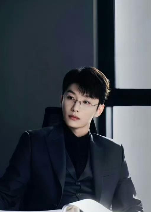 可以毫不掩饰的说，
代旭，
很有可能会因为《轧戏》这部剧，

挤进霸道总裁的赛道