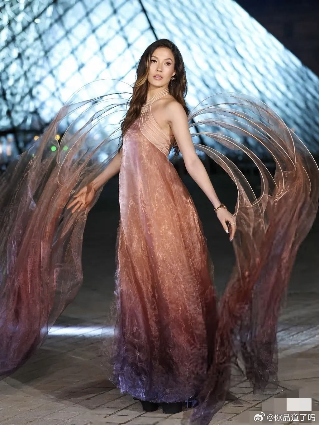 谷爱凌现身法国巴黎的罗浮宫参加高级晚宴，她出席的是一年一度的Le Grand D