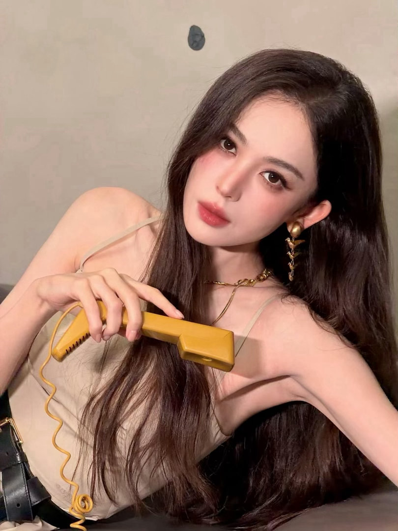 娜扎好权威的光绘镜头签光绘的光影衬得轮廓格外优越，简简单单的镜头签拍摄，被娜扎拍