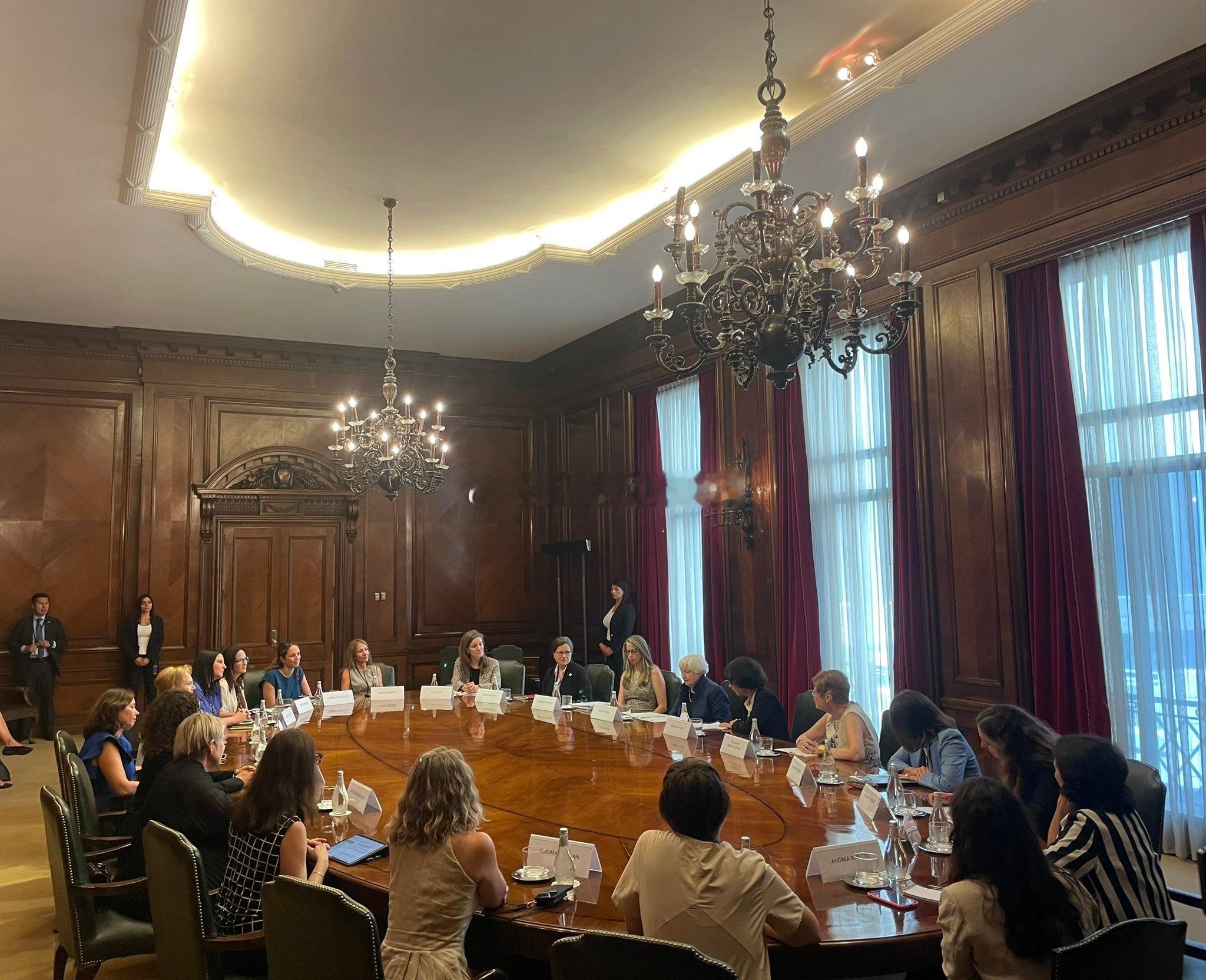 3月1日，美国财长耶伦访问智利，会见了智利女性经济学家和商界领袖。3月2日耶伦将