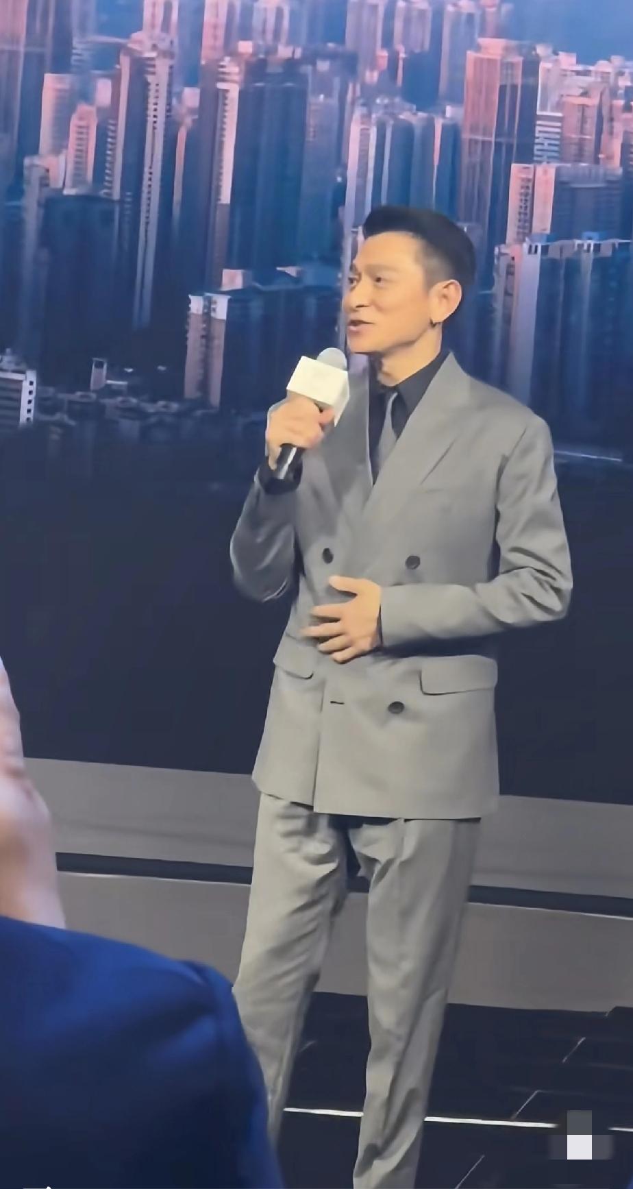 刘德华告诉我们，
成功男人穿西装的时候手应该这么放。
为什么他这么有魅力，
因为