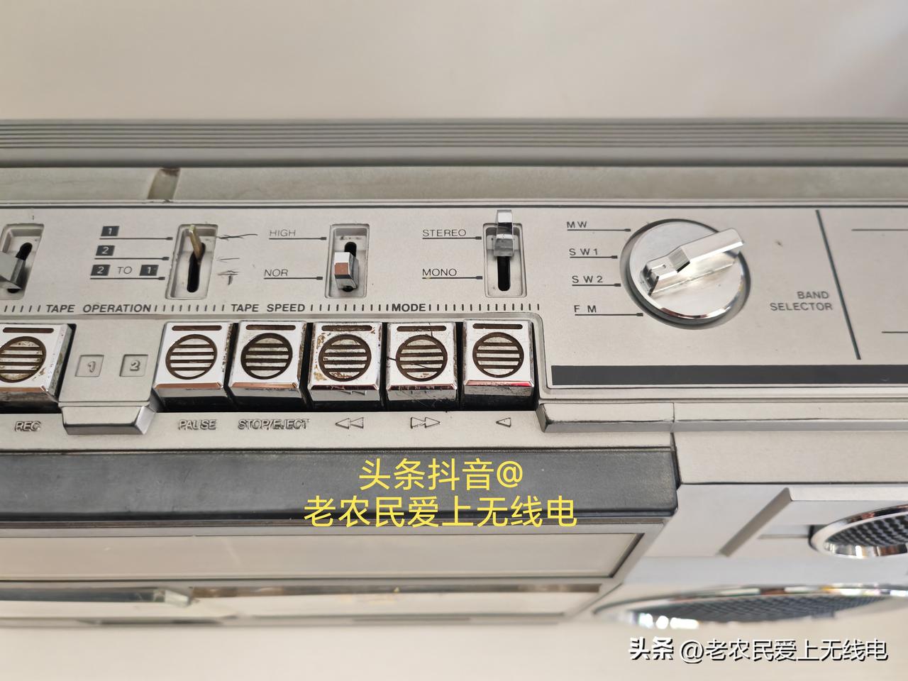 这个收录机样子看起来不错，就是没有汉子铭牌，就是一个拼音字母，那时候就是想用字母