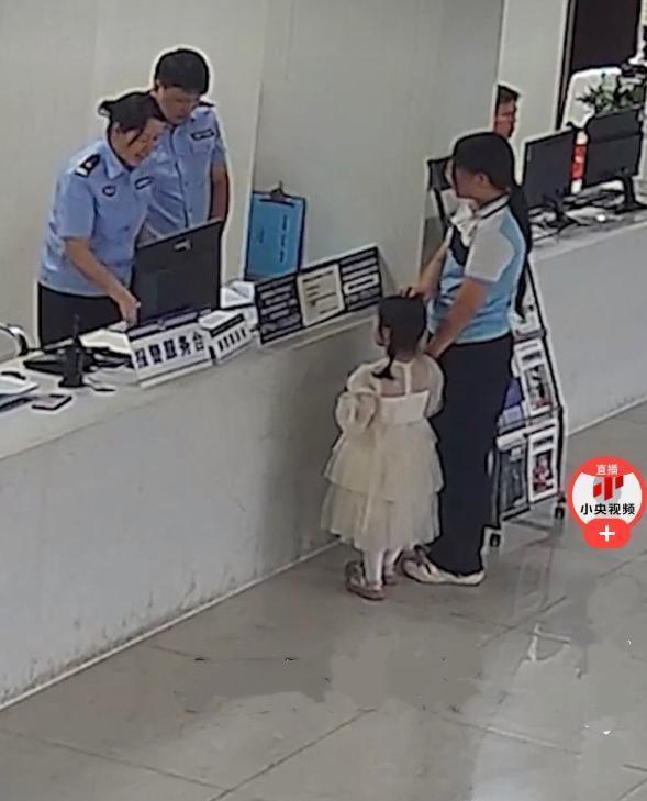 近日，湖北黄石11岁小学生朱紫淇放学过马路时，发现一名4岁左右的小女孩独自站在路