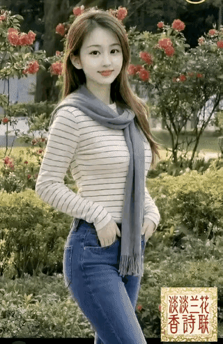 秋日暖阳下，漫步在花海中，感受生活的美好与宁静。