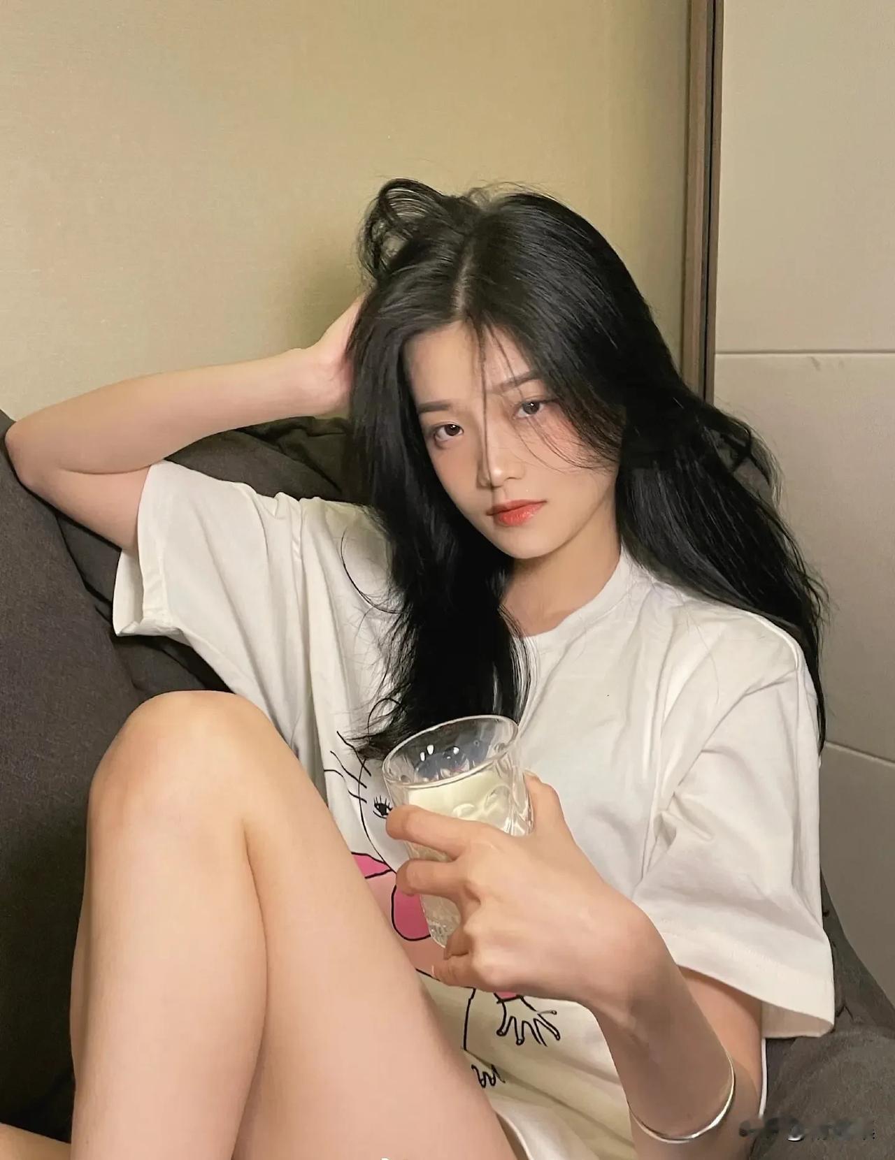 慵懒午后，黑发少女与奶茶的完美搭配🍃🍵