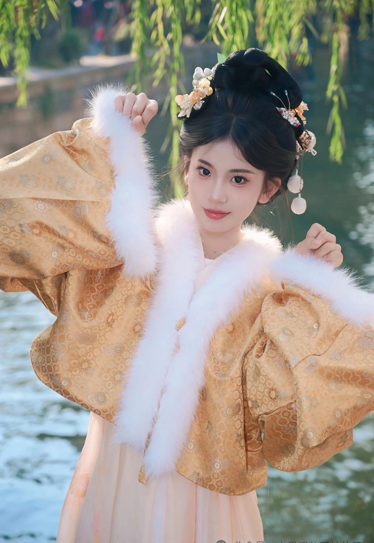 《古韵雅致：传统服饰中的东方美学》
在历史的长河中，传统服饰作为中华民族文化的重