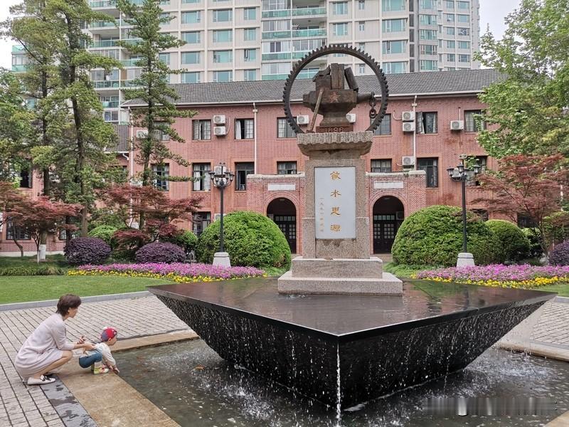 我十分认同“做人要饮水思源”。怀揣感恩之心，生活便如有神助。生活似镜，你感恩，它