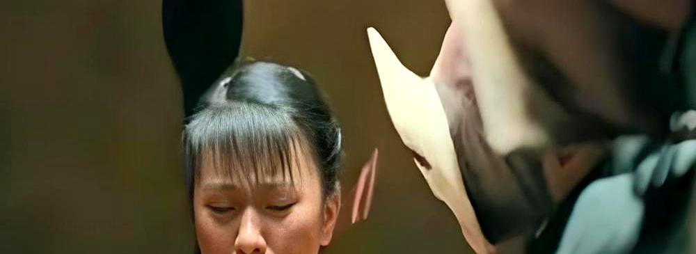 姜文把审查，变成了他最性感的武器。
别人躲，他迎上去。
礼帽一扣，刘嘉玲的戏都在