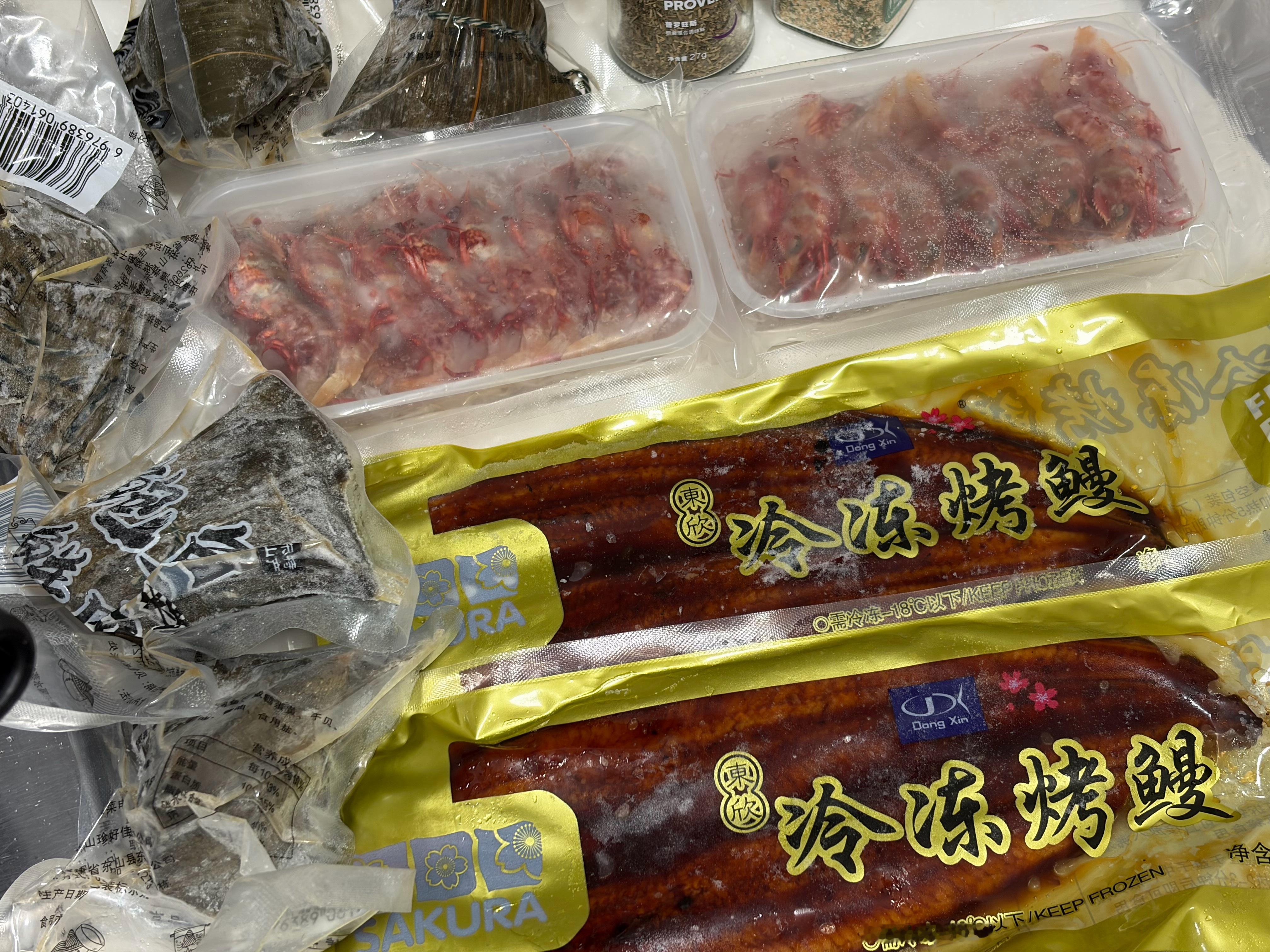 收到来自大气投喂先让我炫一个鲍鱼海鲜肉粽我的最爱烤鳗鱼先藏在冰箱里旁边的锅已经在