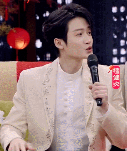 #檀健次记错表演节目名##檀健次白西装好帅# 檀健次今天这么帅不要命了，白西装登