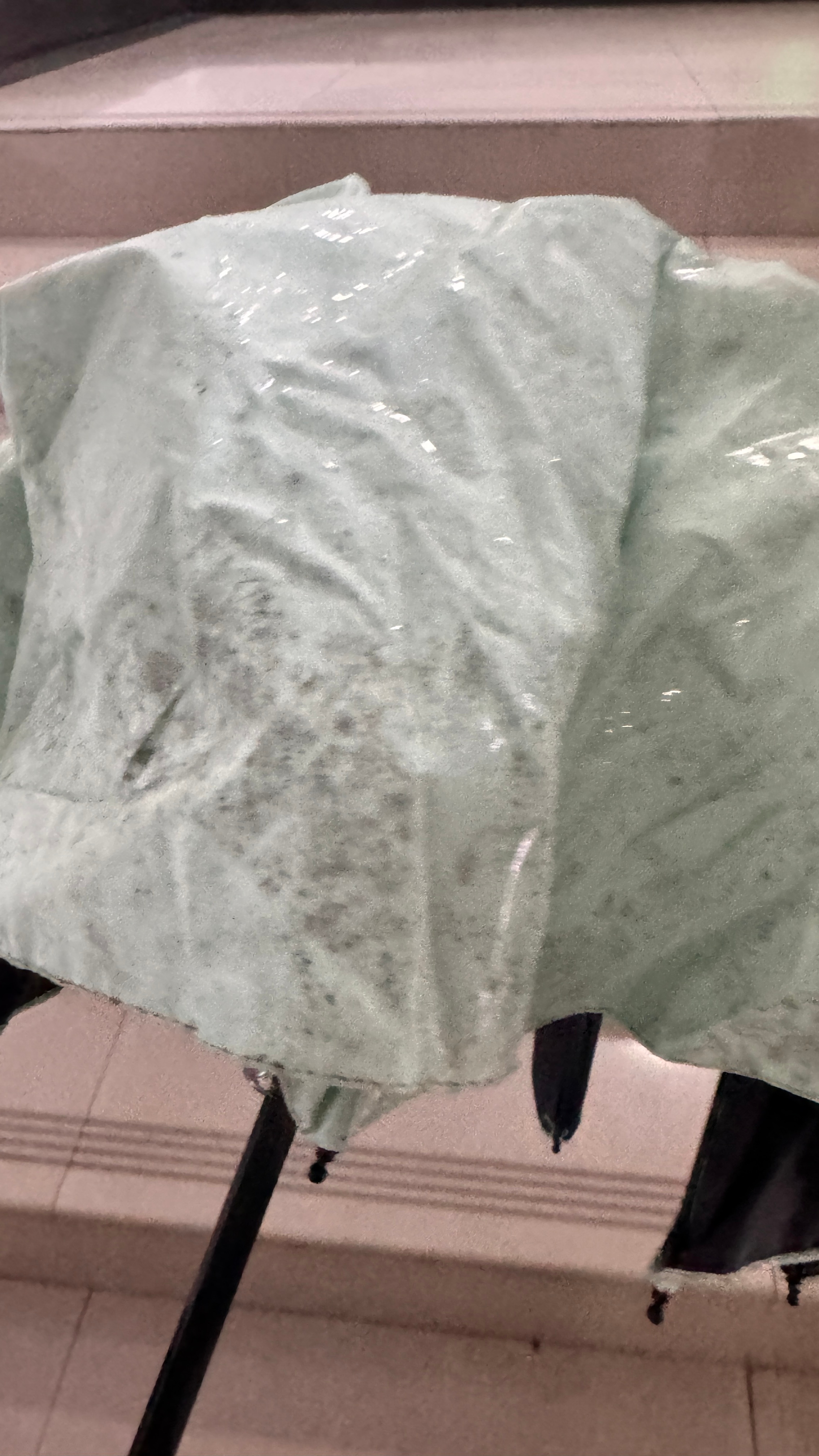 天津回来一直放塑料袋里，没拿出来甩水，今天一打开变成了这样事已至此 奇妙的新雨伞