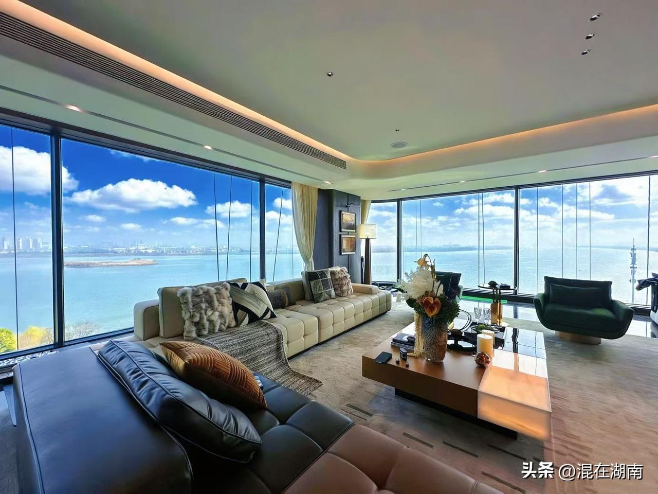 前妻发达了，邀请我去她家，该去吗？
和前妻分开已经几年了，联系一直断断续续，但再