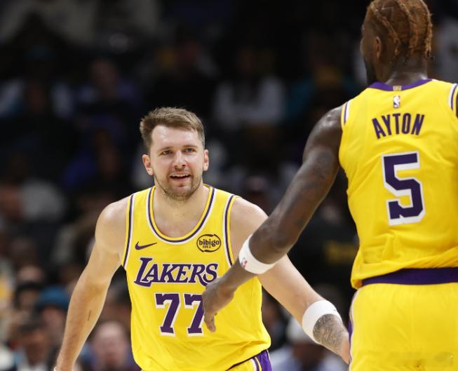 1月19日讯 湖人主场110-93轻取猛龙。赛后，东契奇在接受采访时称赞了艾顿，