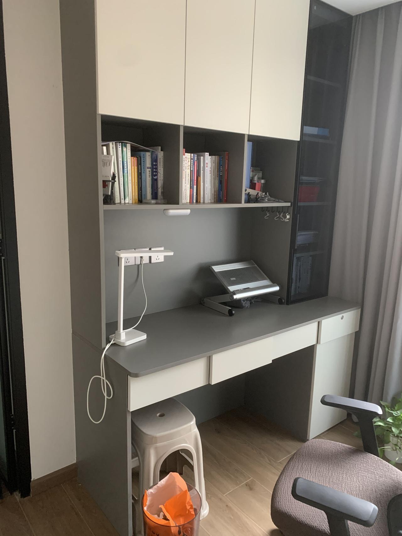 世界上无法言说的遗憾，它藏在眼泪里，落在岁月里，输在倔强里，然后消失在...人海