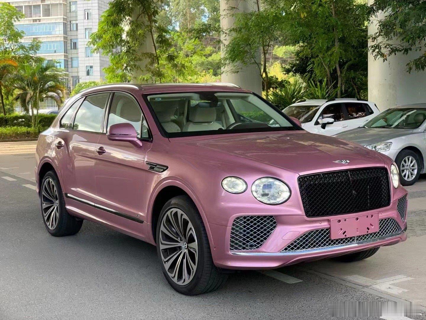 宾利添越V8 4.0…激情粉vs亚麻白配深李紫🚘穆勒套件 ​​​