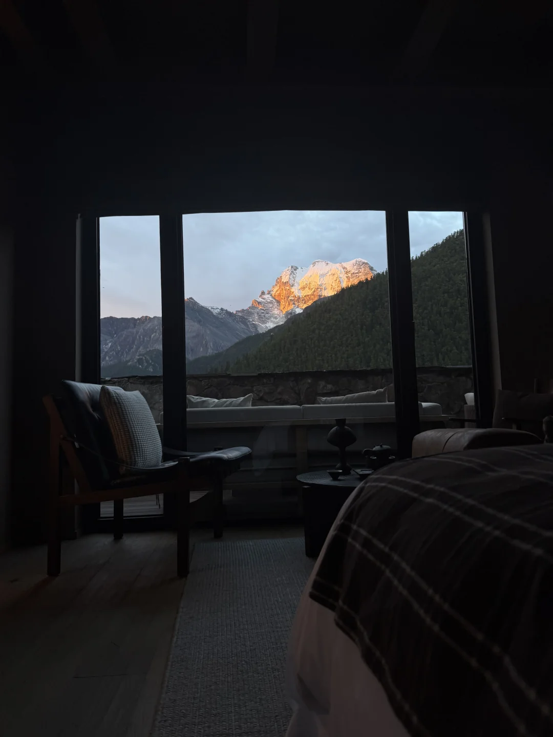 在亚丁村连住了两天，邂逅绝美日照金山