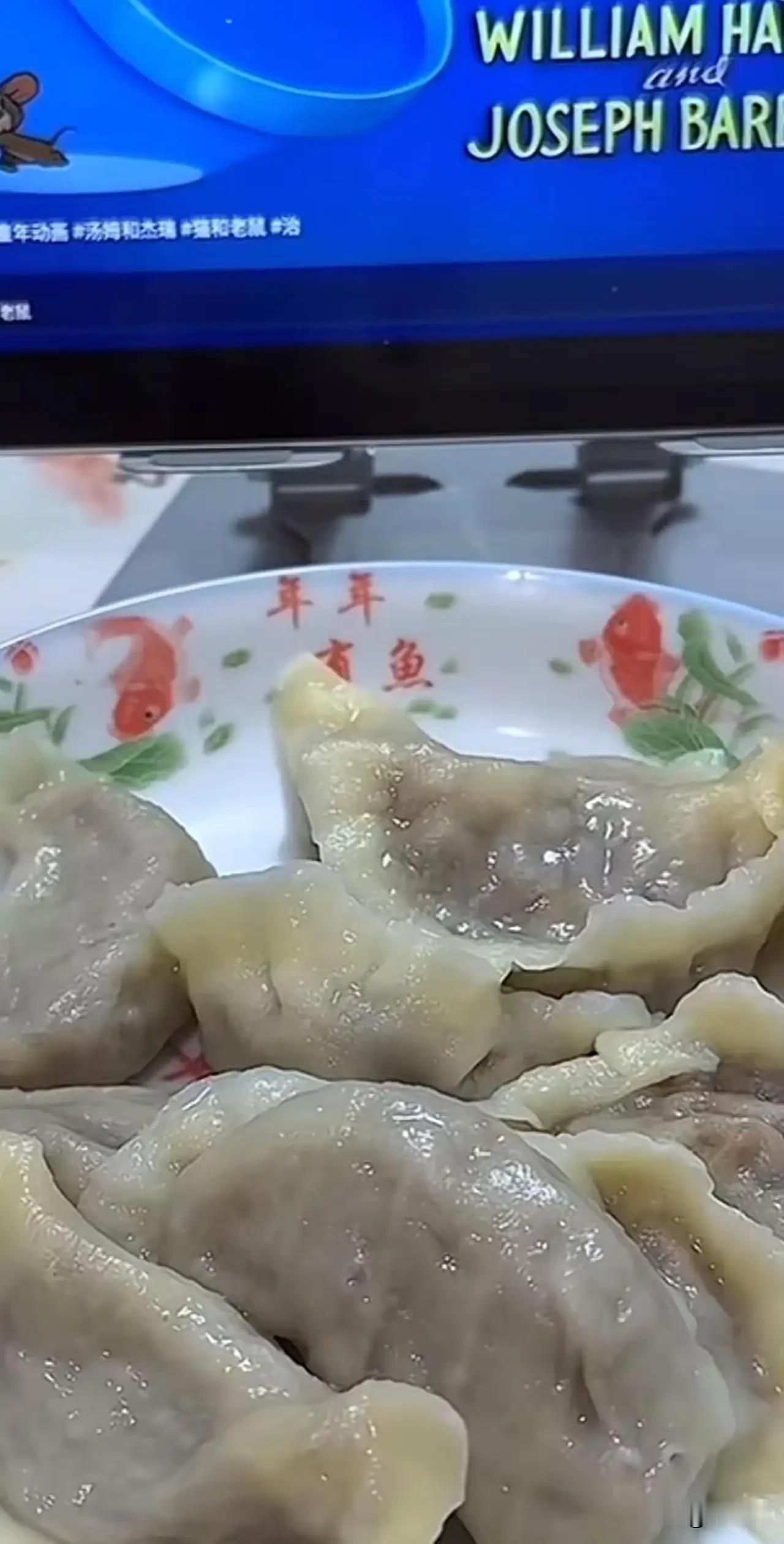 我大姨家的小女儿丁克了一辈子，今年都已经47岁了，上个月自驾去新疆出车祸了，骨折