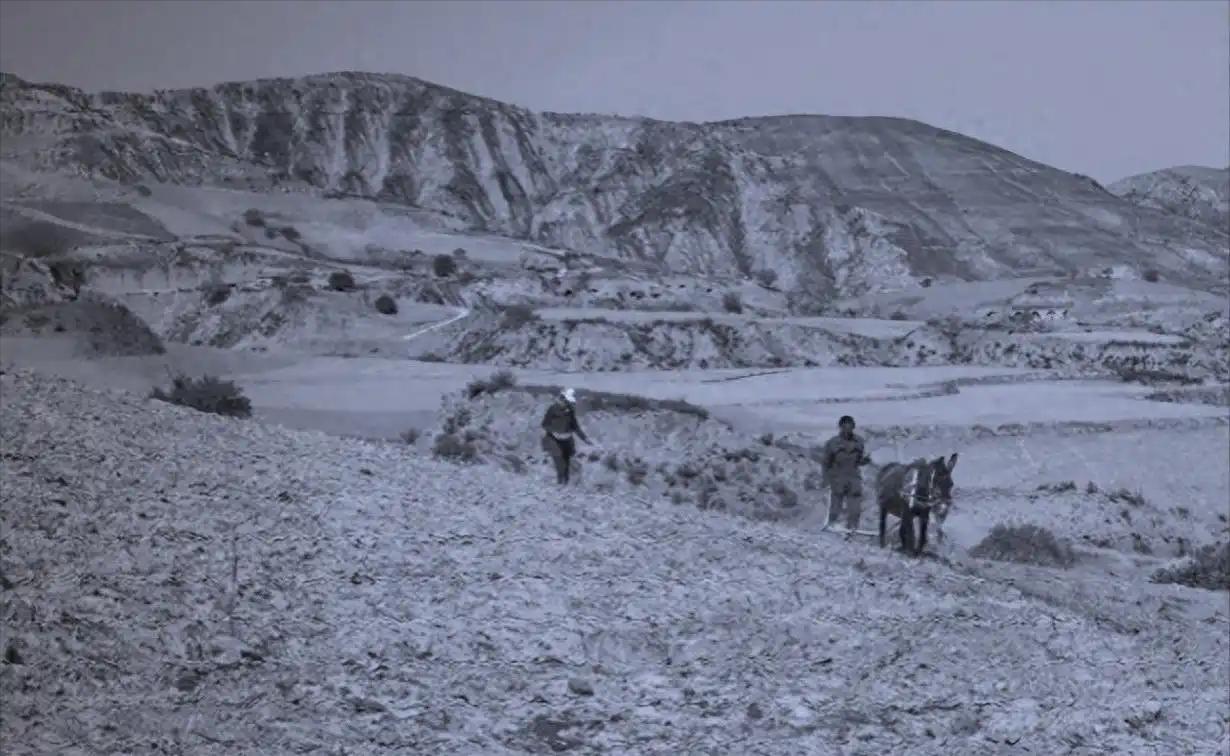 [太阳]1937年，一西路军伤员正坐在街边讨饭，一个国民党士兵走了过来。他上下打
