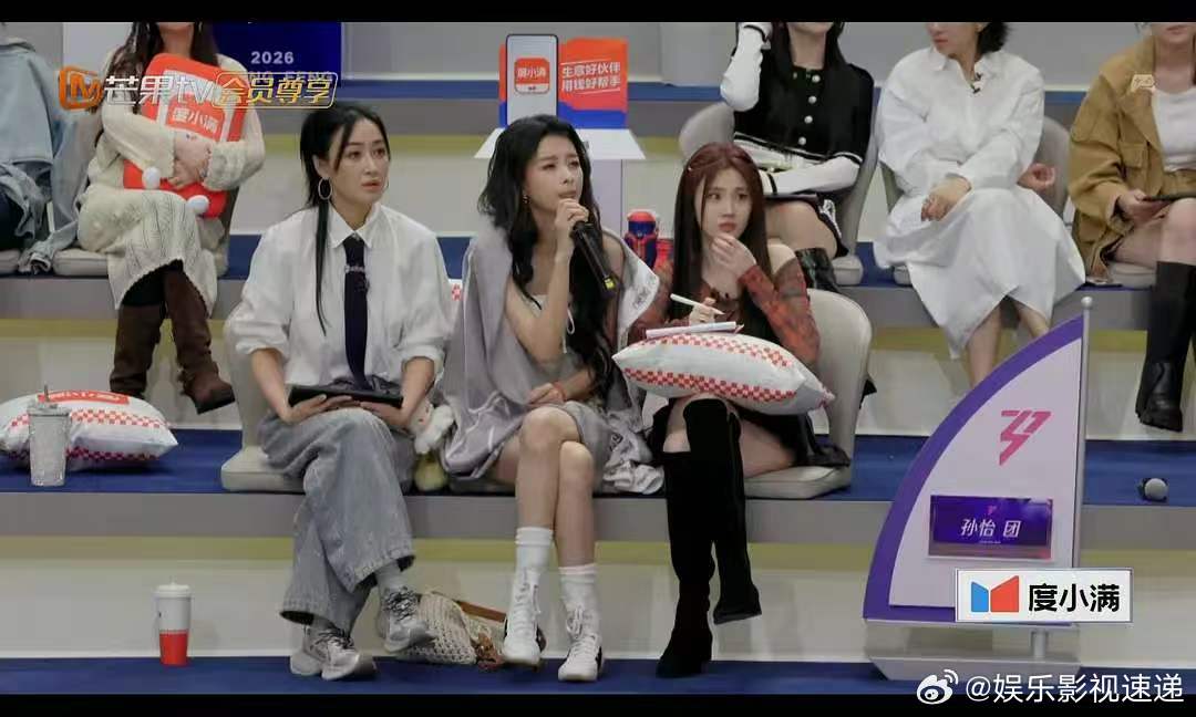 侯宇浪姐直播睡觉 城北的花这组合影都发了，关系好着呢。侯宇姐姐又认真又可爱，抽卡