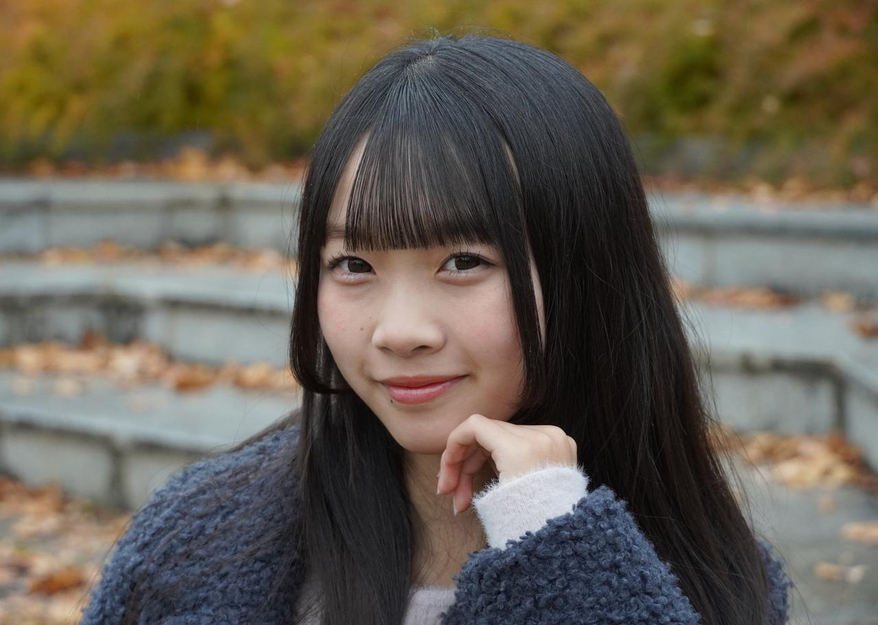 秋日暖阳下，少女微笑如花