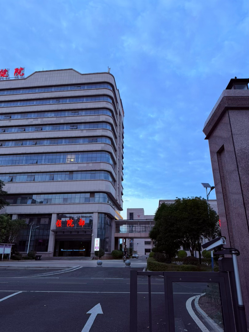 生活手记记录真实生活摄影摄影摄影 蓝暮之下，守护生命的温柔港湾暮色缓缓漫过天际，