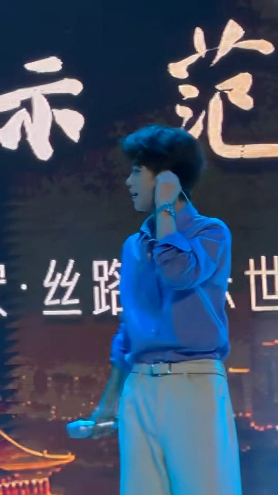 西安国 家 级 公益活动现场，梓渝作为全场唯 一00后特邀艺人登台献唱，《故乡月