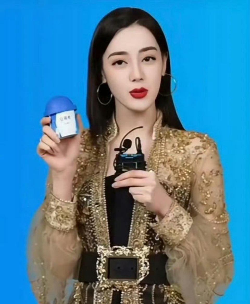 迪丽热巴这眉毛咋回事，谁给画的[笑cry][笑cry] 