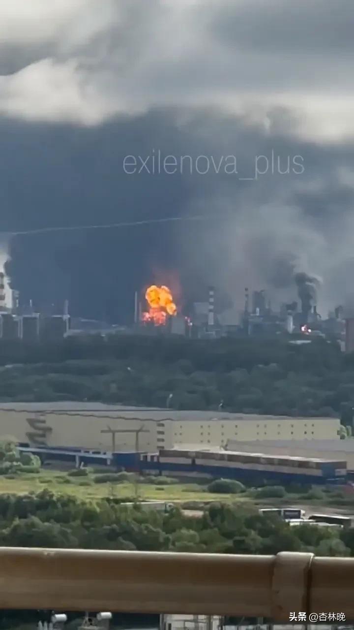 乌克兰发动对莫斯科地区最大规模的无人机袭击

周四上午流传的震撼视频显示，乌克兰