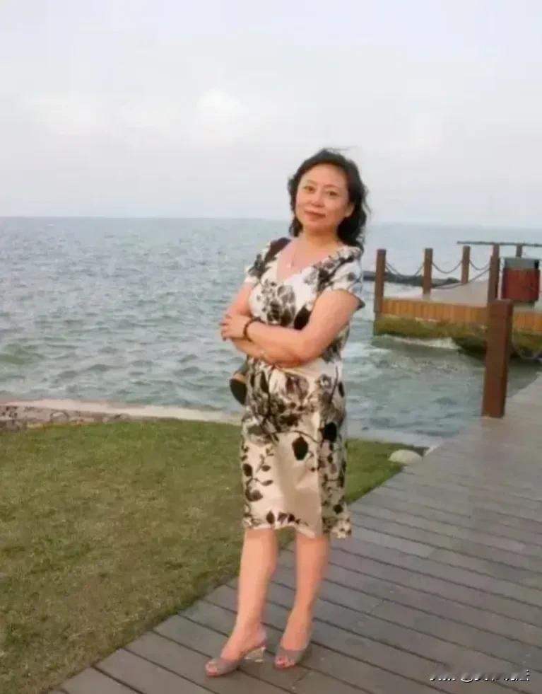 在岁月的长河中悠然漂泊，我，一位46岁的女子，始终如玉般坚守着自己。未曾涉足爱情