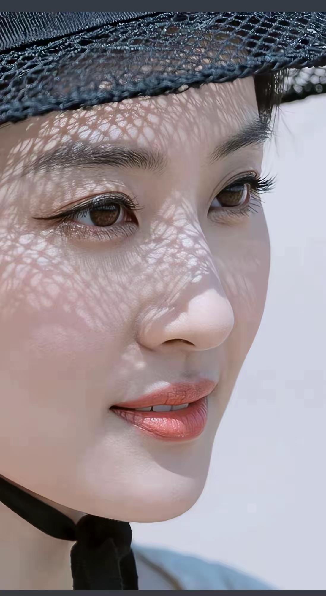 优雅复古风，黑白网纱帽，甜美红唇妆