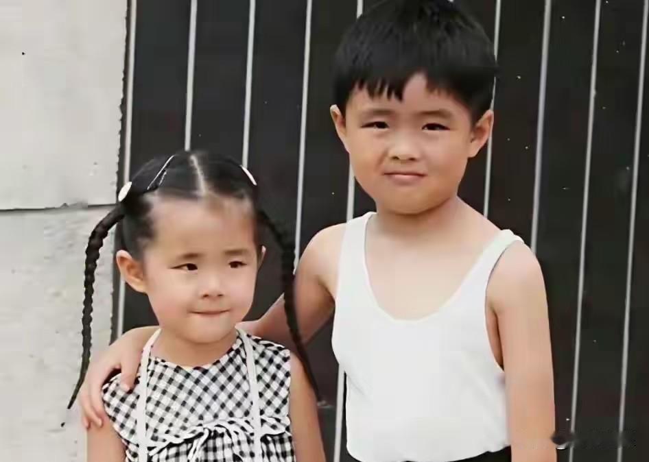 你们看
王祖贤这个大美人
小时候和哥哥的合影
多可爱也多难得
小时候的美人呆萌可