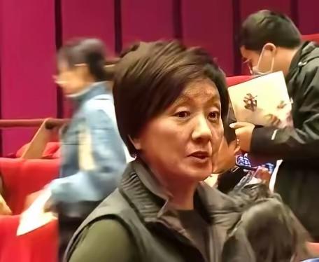 没有美颜，没有滤镜，这才是六十岁女人原有的样子，多少女明星，年轻时再美艳动人，过