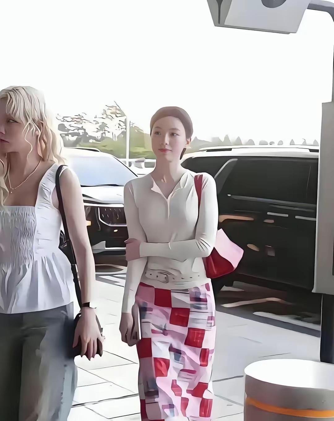 在机场，她是我见过最好看最漂亮最有气质的女人，真的太美了吧！真的是个顶级大美女，